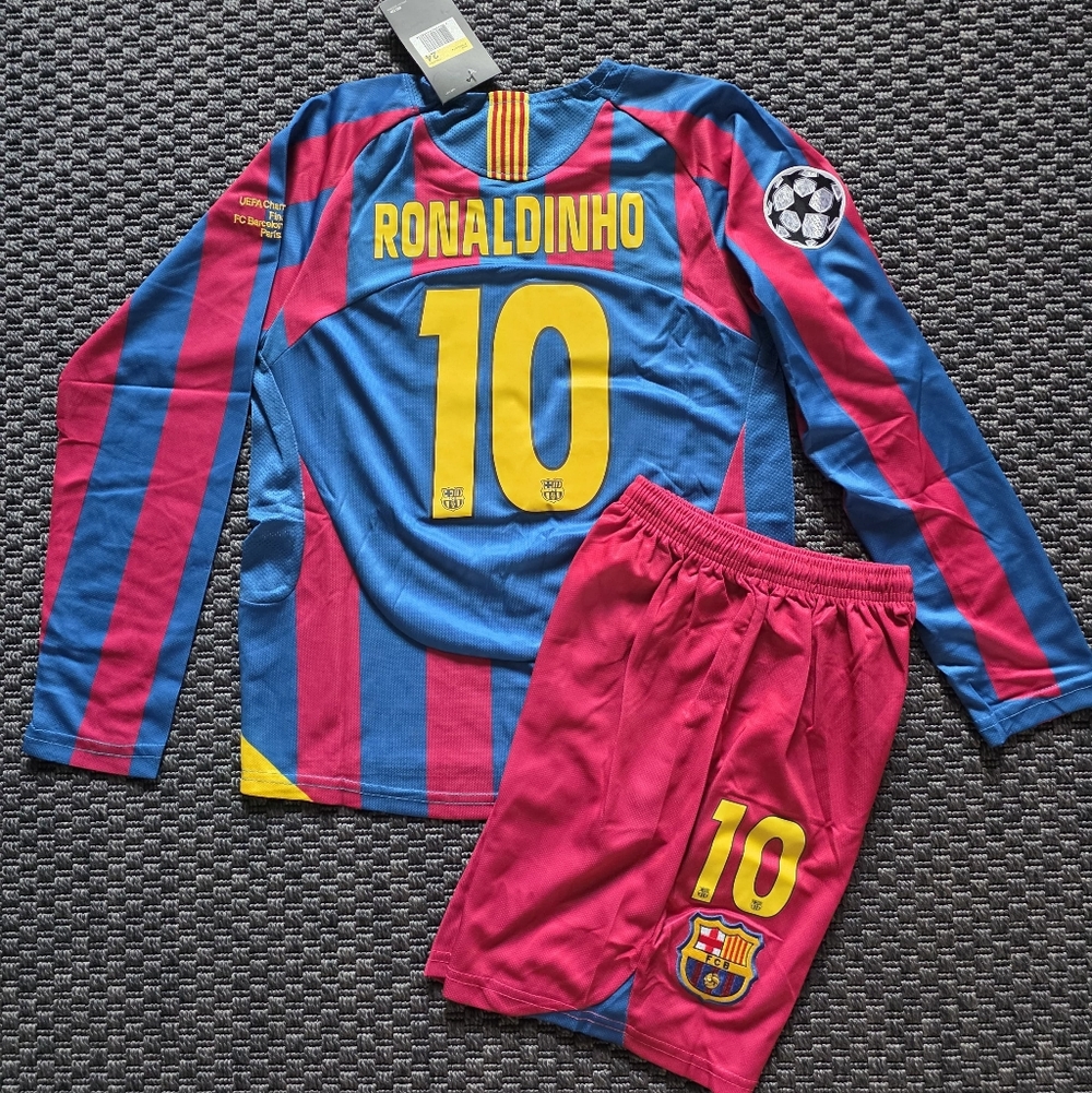 FC Barcelona Ronaldinho 10 Retro Jersey 2006 (Sets For Kids)